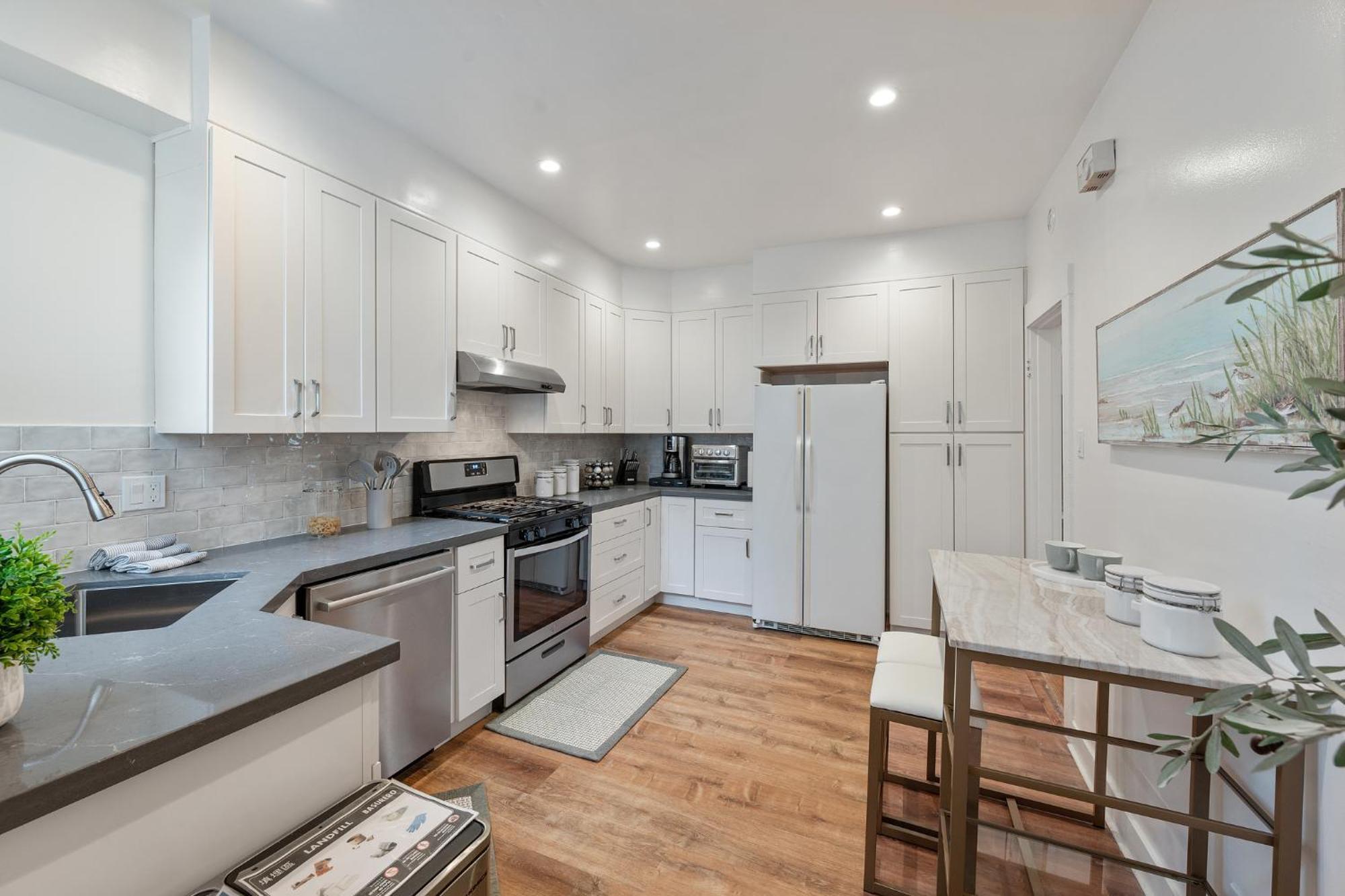 Cozy 2br Retreat With Parking & Laundry *