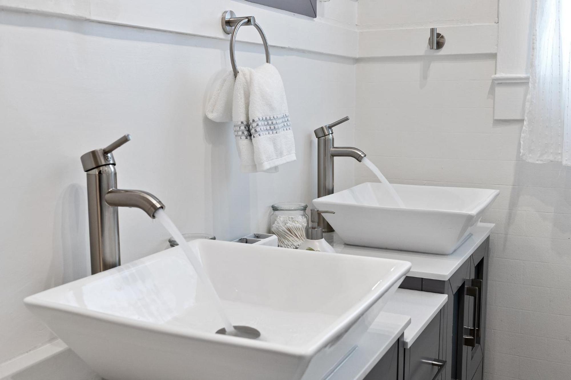 Cozy 2br Retreat With Parking & Laundry Apartment *