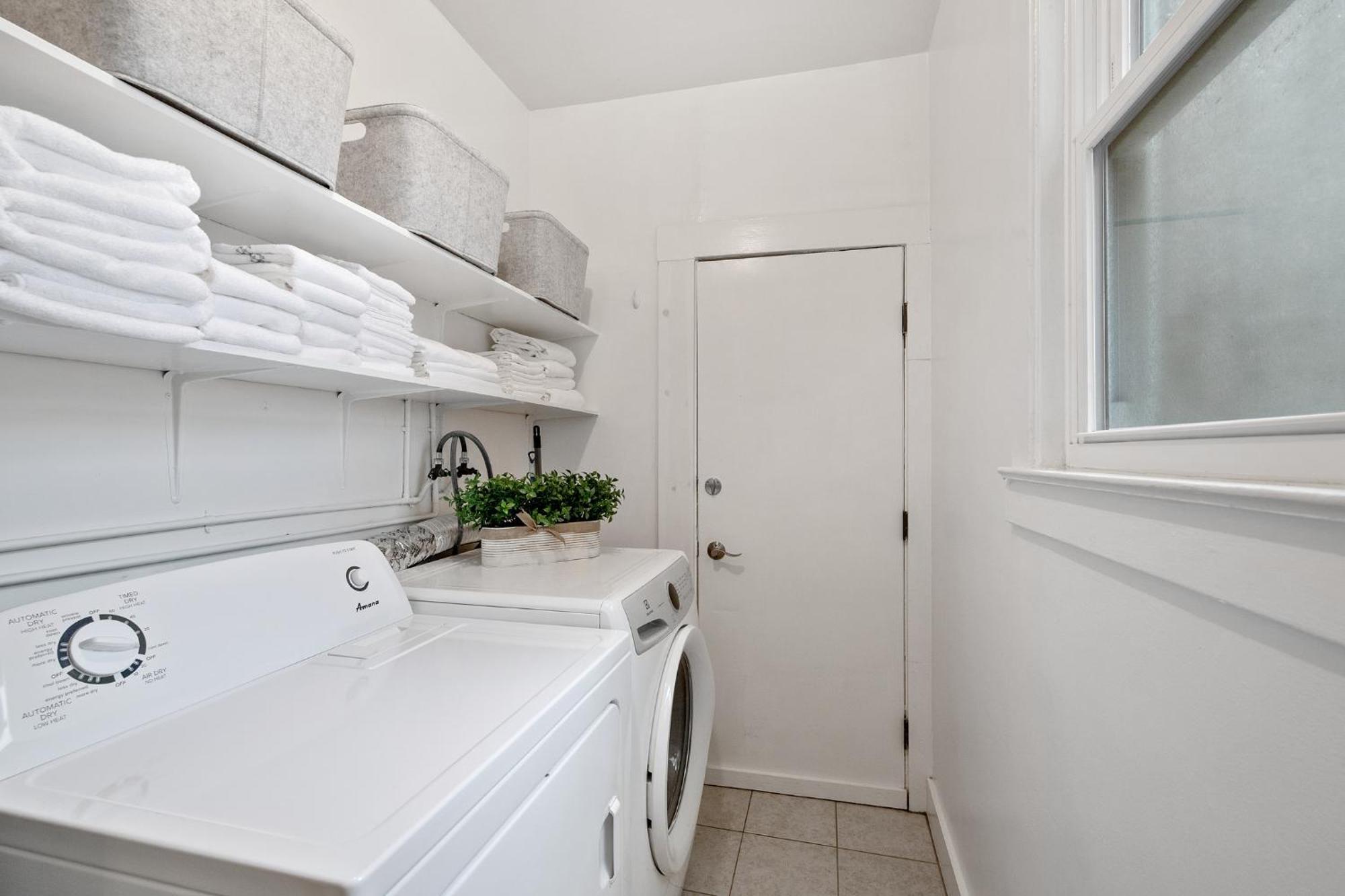 Cozy 2br Retreat With Parking & Laundry Apartment
