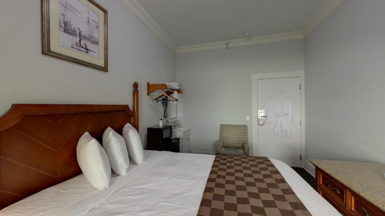 Inn Warfield 3*