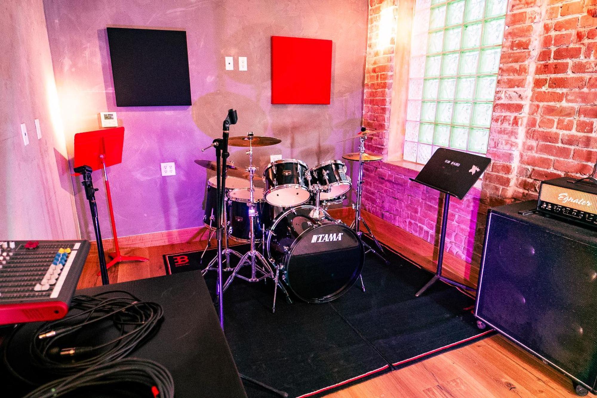 Music - Of The Music Hall Of Fame Hostel