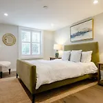 Beautiful Condo In Sun Drenched Garden