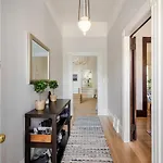Stylish And Spacious 2Nd Flr 2 Bedroom Victorian Home