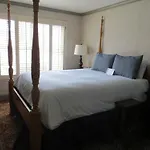 Cow Hollow Inn And Suites
