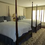 Cow Hollow Inn And Suites