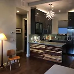 Beautiful Cottage, Hot Tub, In Great Neighborhood