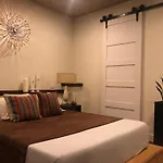 Beautiful Cottage, Hot Tub, In Great Neighborhood