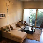 Beautiful Cottage, Hot Tub, In Great Neighborhood