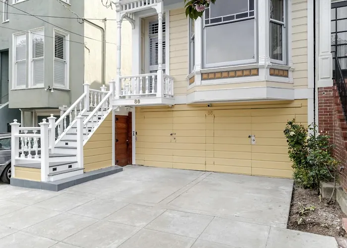 Stylish And Spacious 2Nd Flr 2 Bedroom Victorian Home