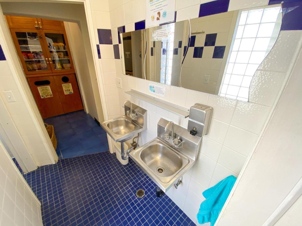 Ith Pacific Tradewinds Backpacker Hostel