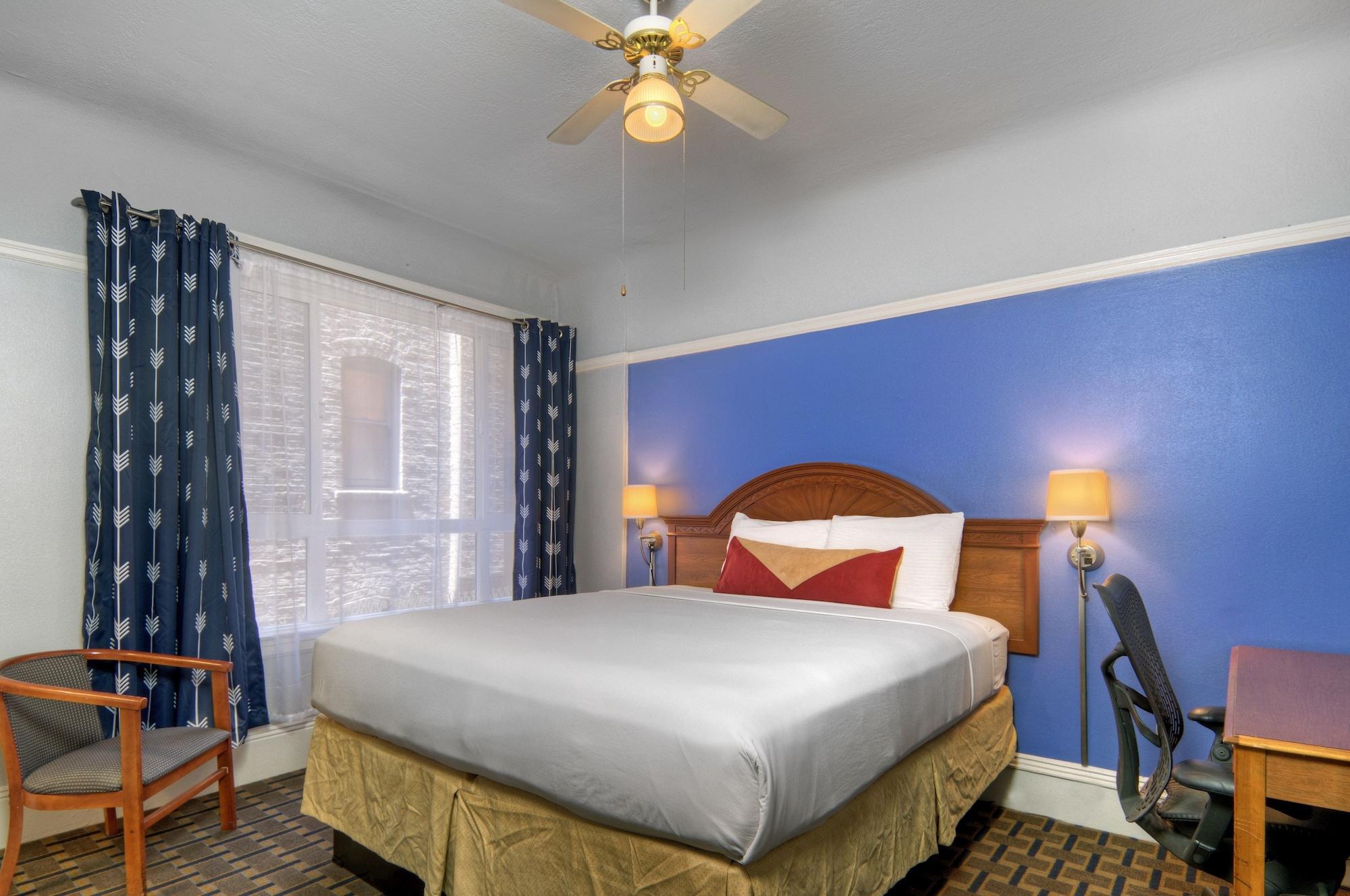The Monarch Hotel 2*