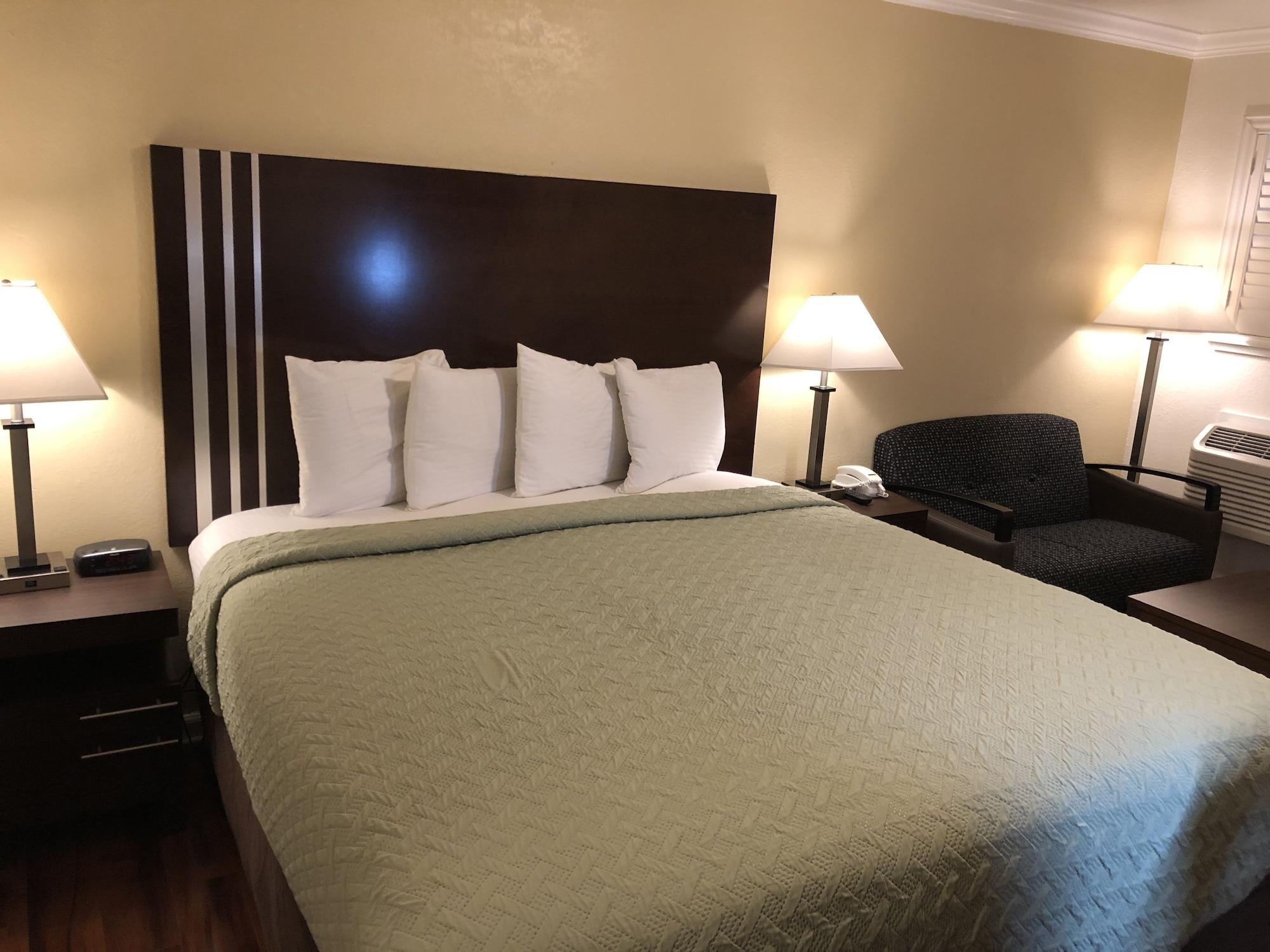 Lombard Plaza Motel 2*