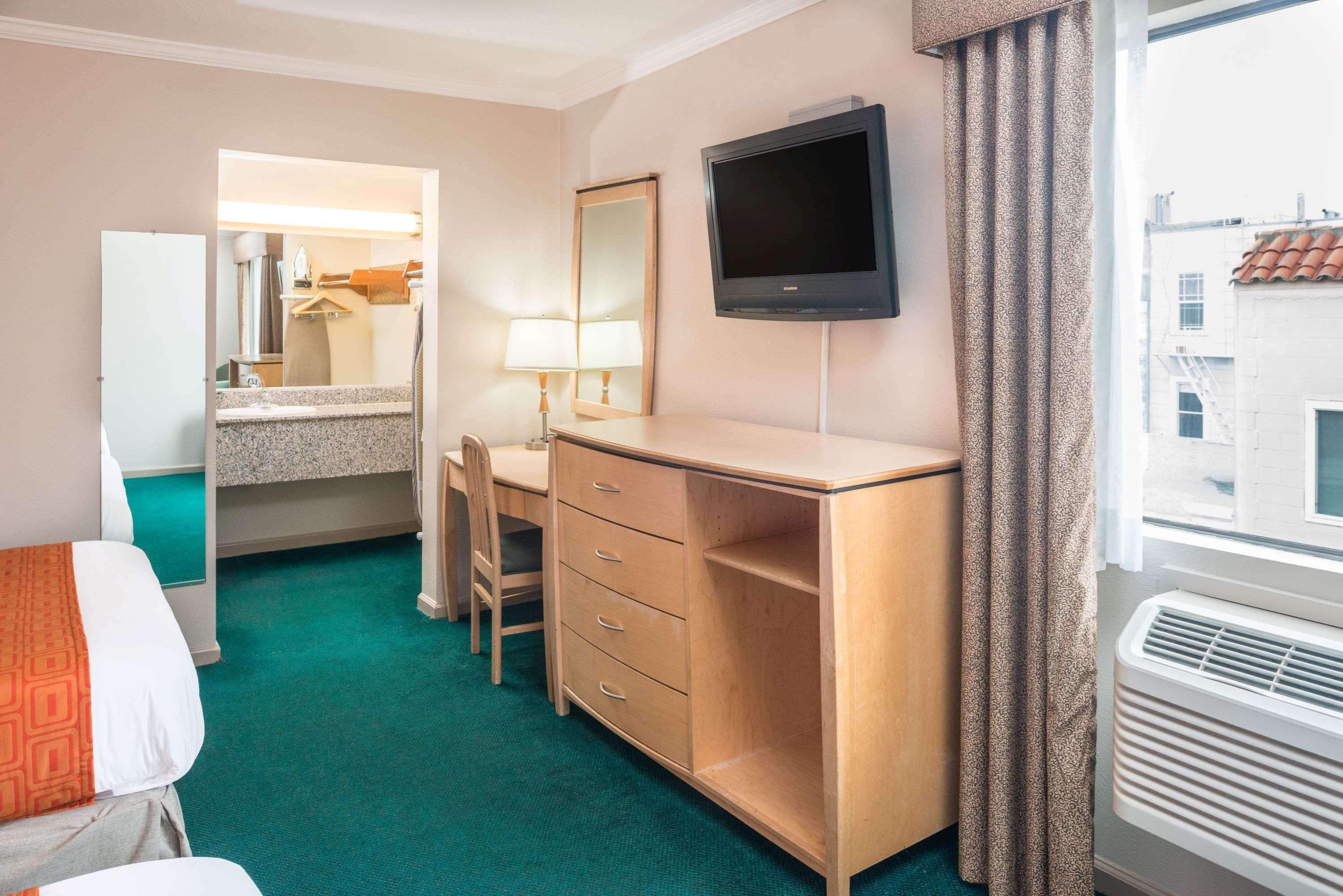 Hotel Surestay By Western Marina District 2*