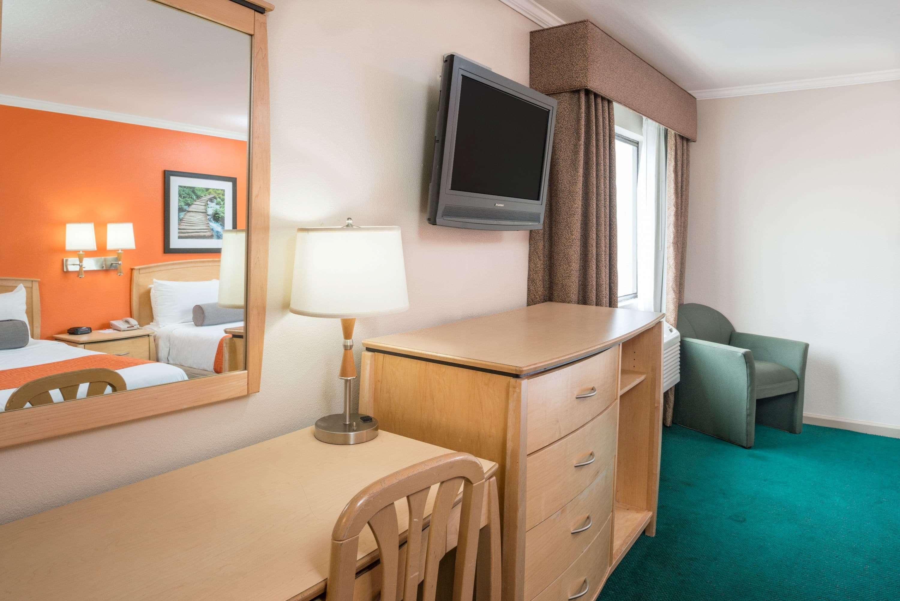 Surestay By Western Marina District Hotel