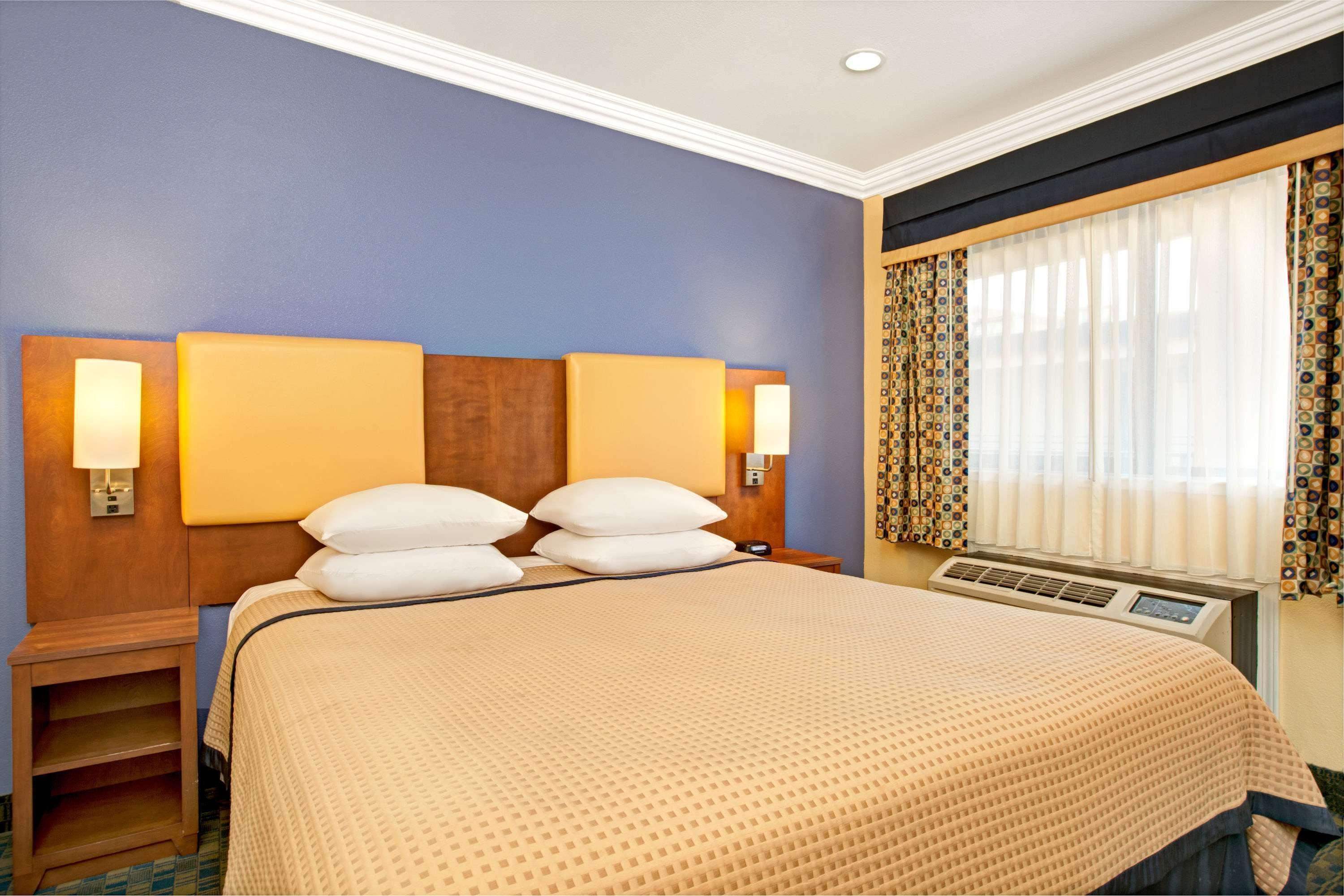 Days - Lombard Hotel