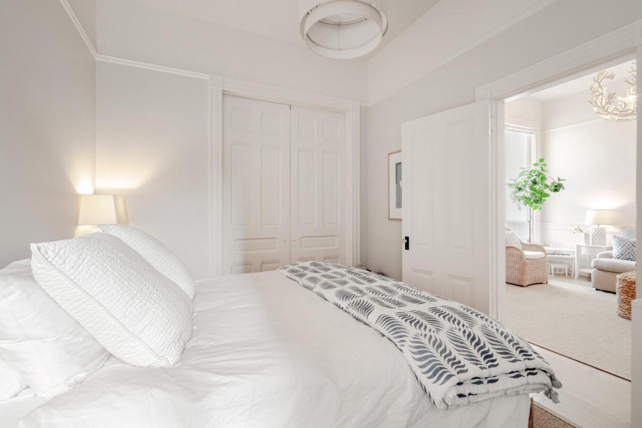 Stylish And Spacious 2nd Flr 2 Bedroom Victorian