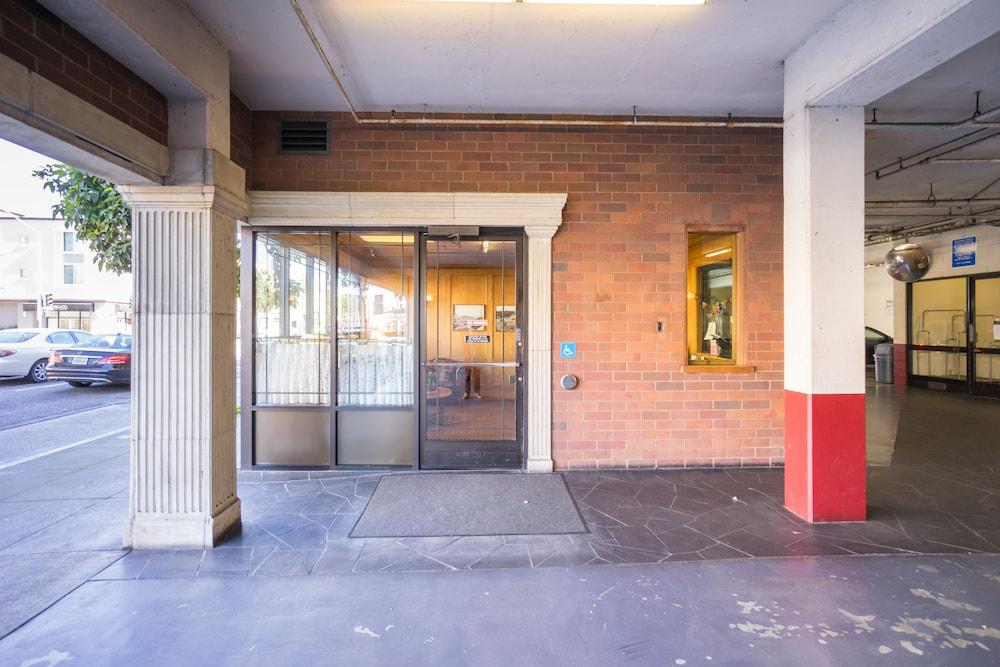 Hotel Coventry Motor 3*