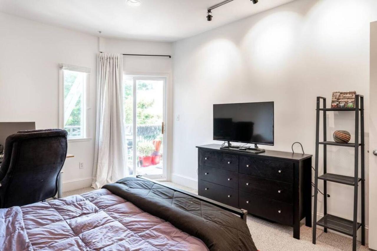 Huge Open Concept Living In Location