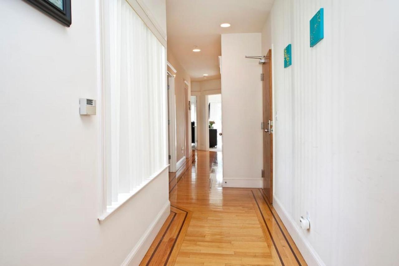 Huge Open Concept Living In Location Holiday home *