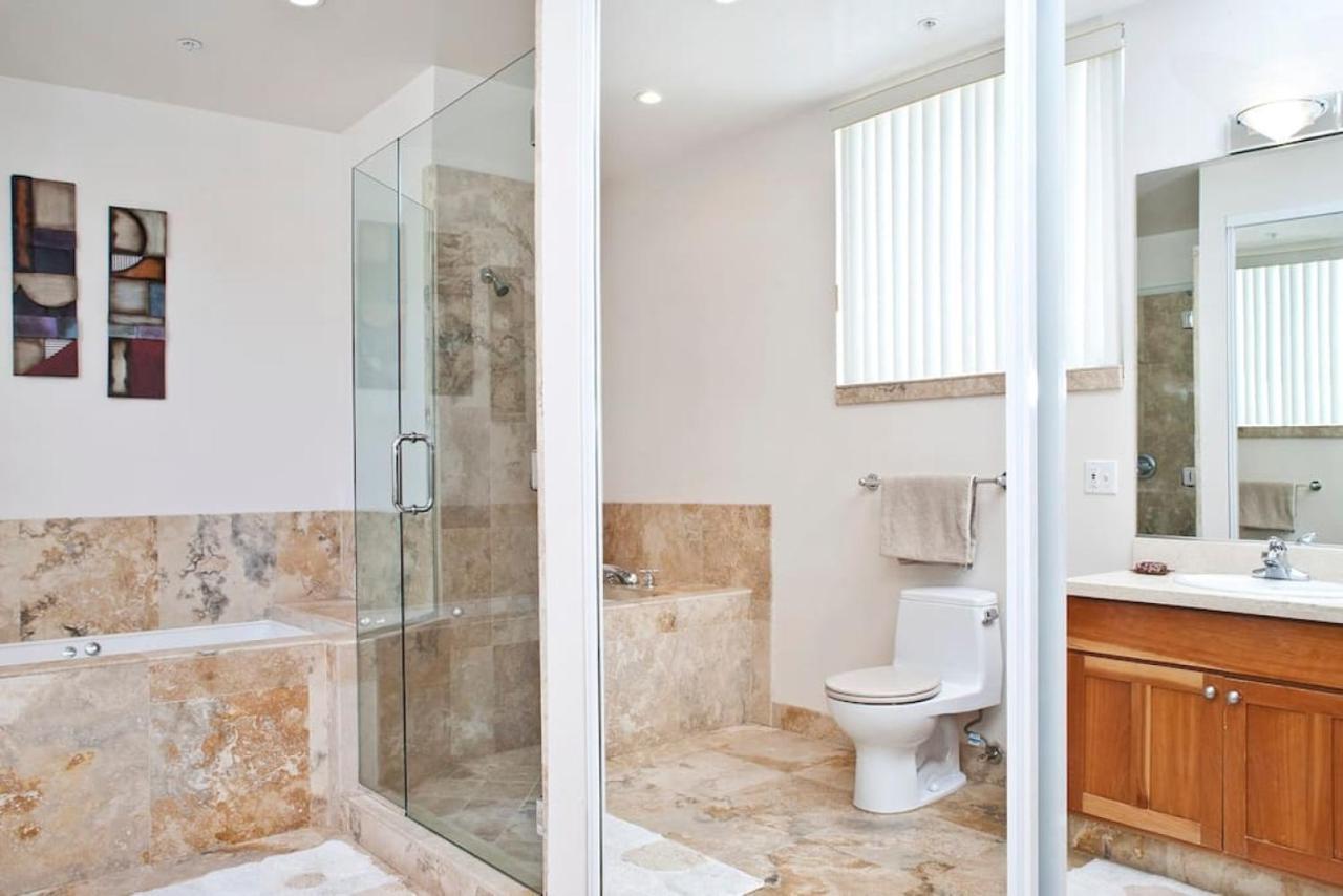 Huge Open Concept Living In Location