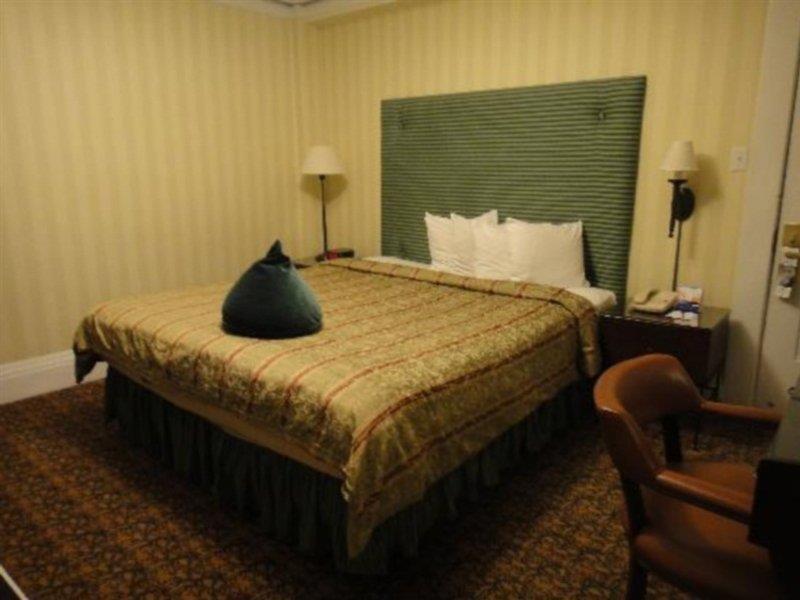 Executive Vintage Court Hotel 3*