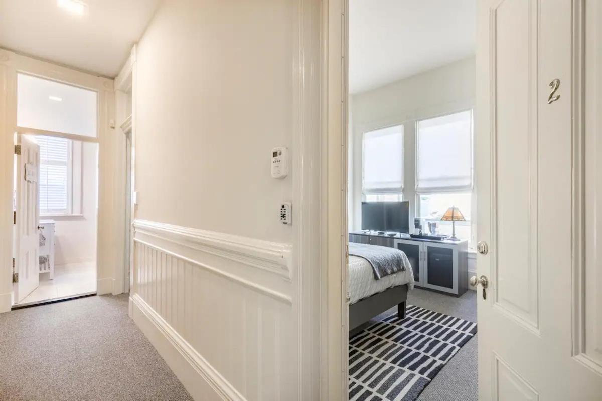 Homestay Pacific Heights Victorian Bedroom And Bathroom *