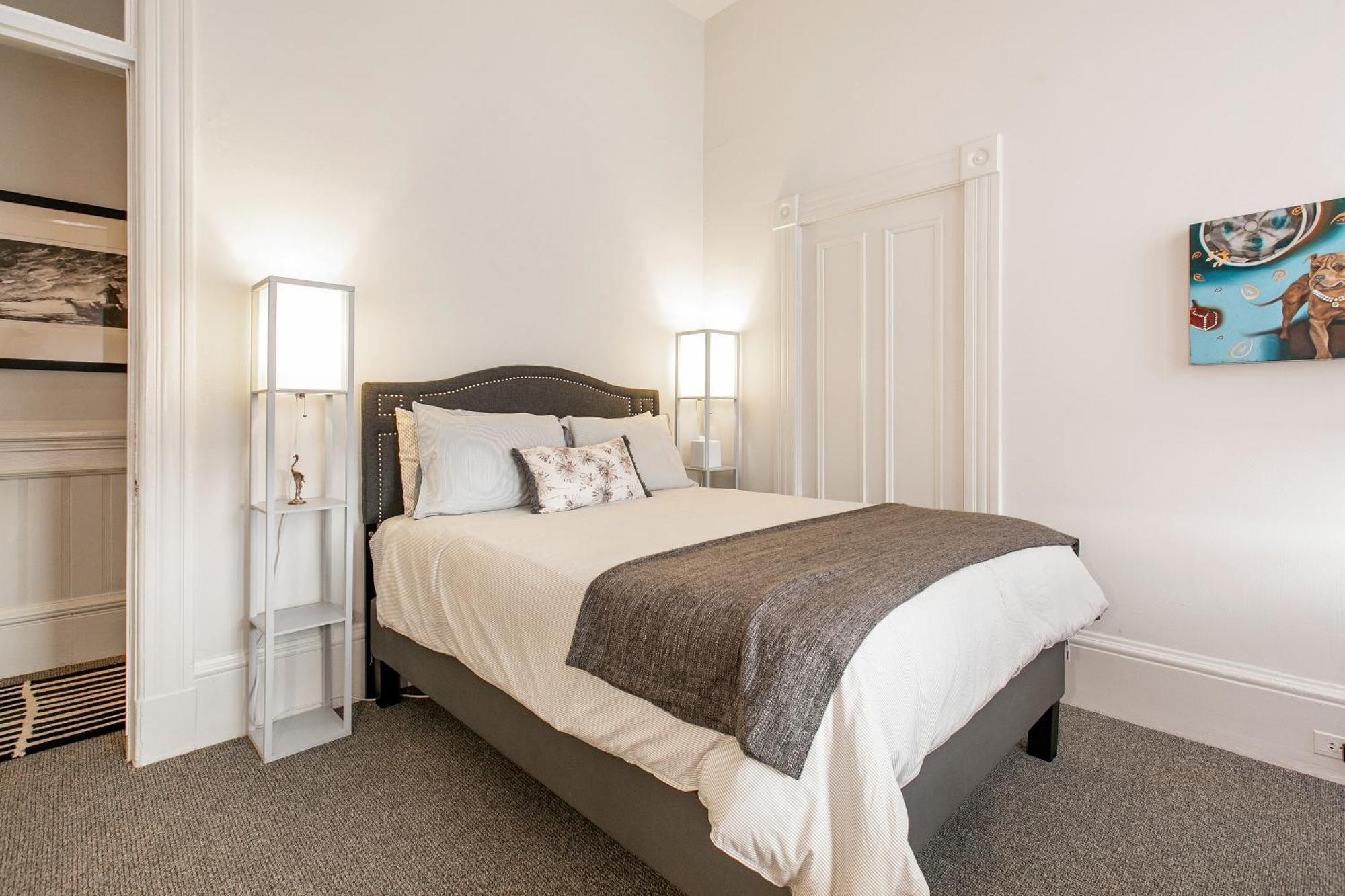 Pacific Heights Victorian Bedroom And Bathroom Homestay