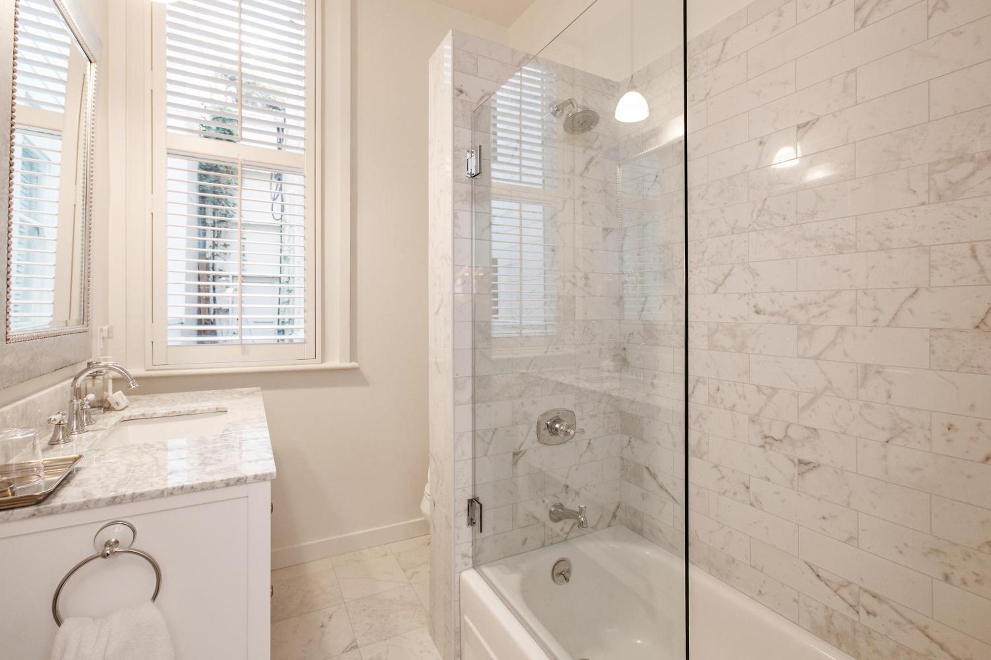 Homestay Pacific Heights Victorian Bedroom And Bathroom *