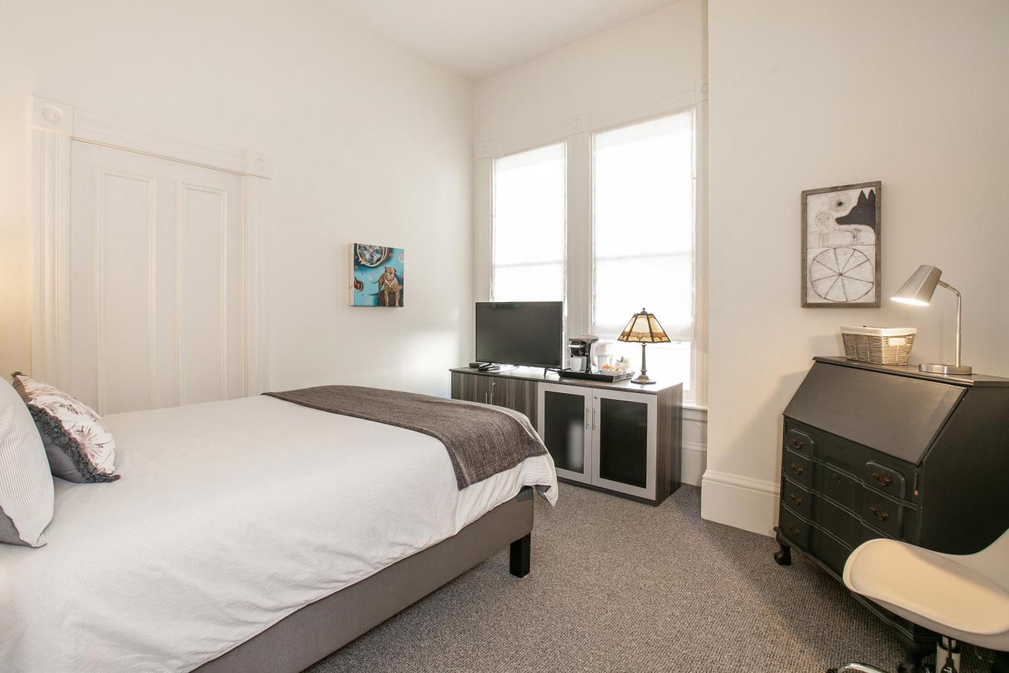 Pacific Heights Victorian Bedroom And Bathroom Homestay