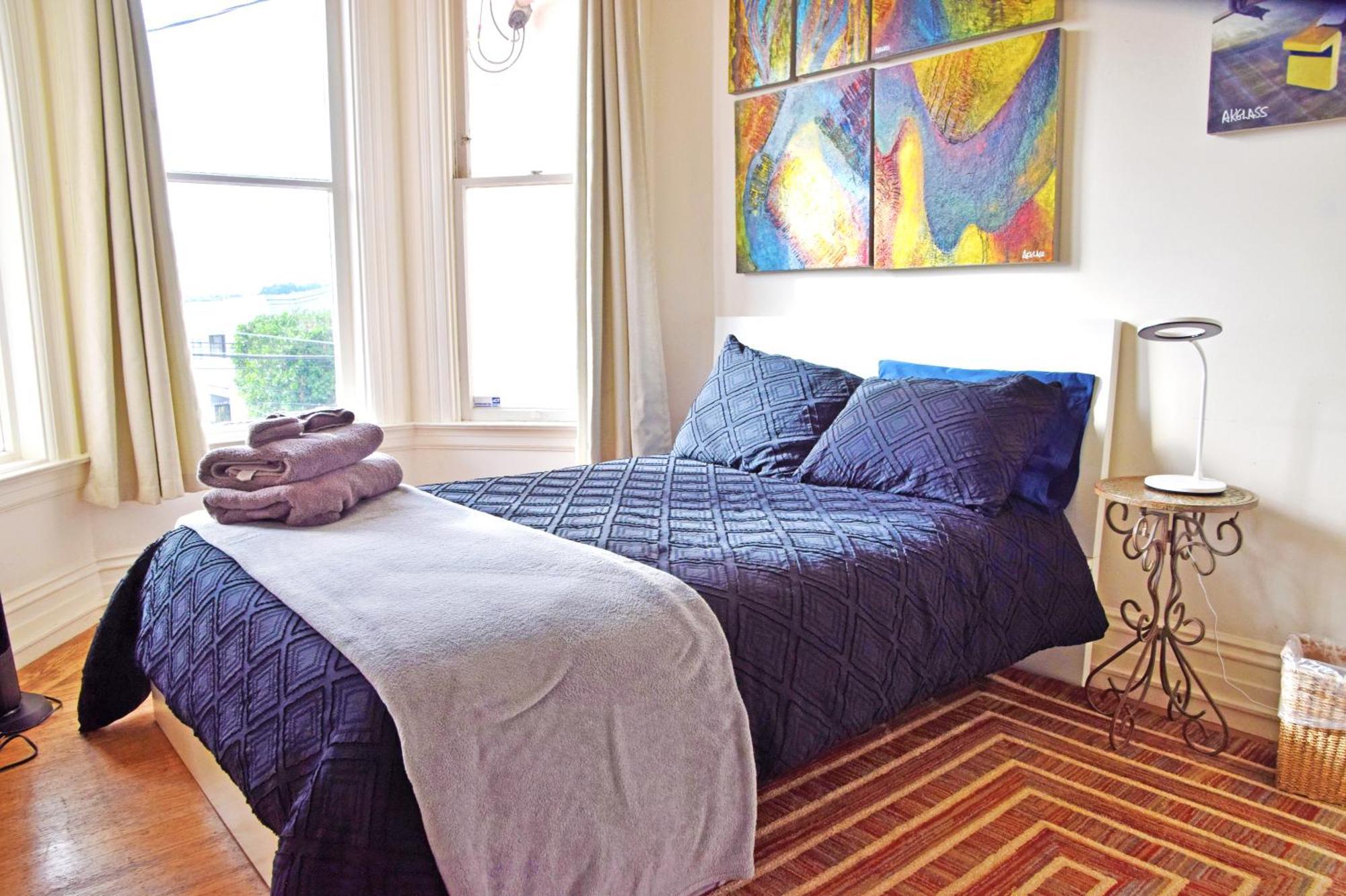 Hilltop Views - Spacious Flat For Fun & Work Apartment *