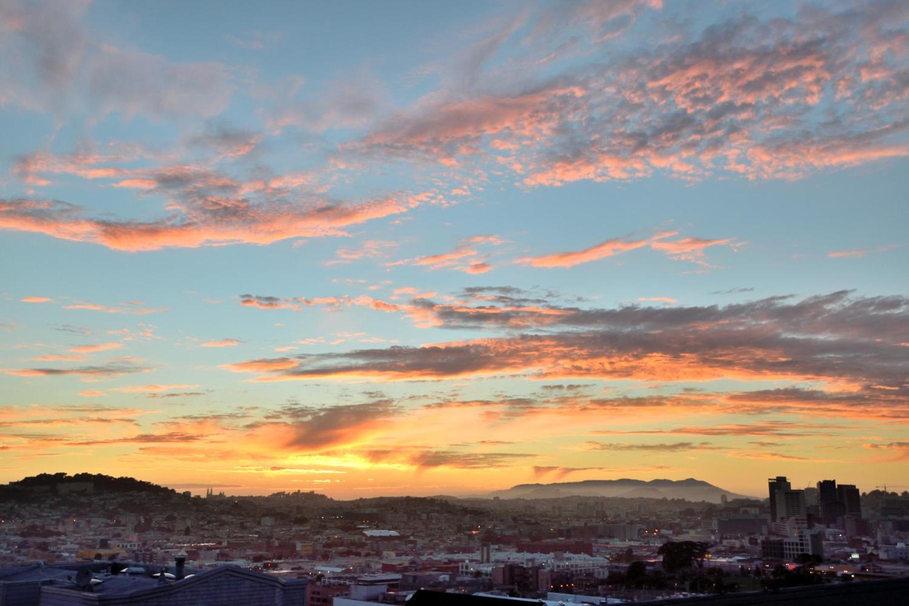 Hilltop Views - Spacious Flat For Fun & Work Apartment *