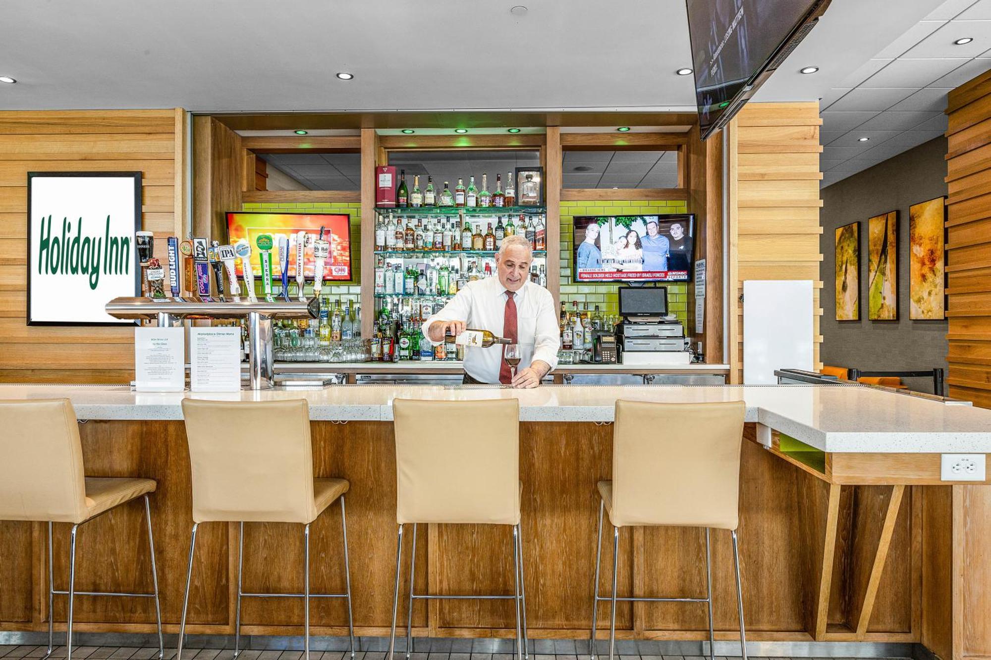 Hotel Holiday - Golden Gateway Newly Renovated With No Fee 3*
