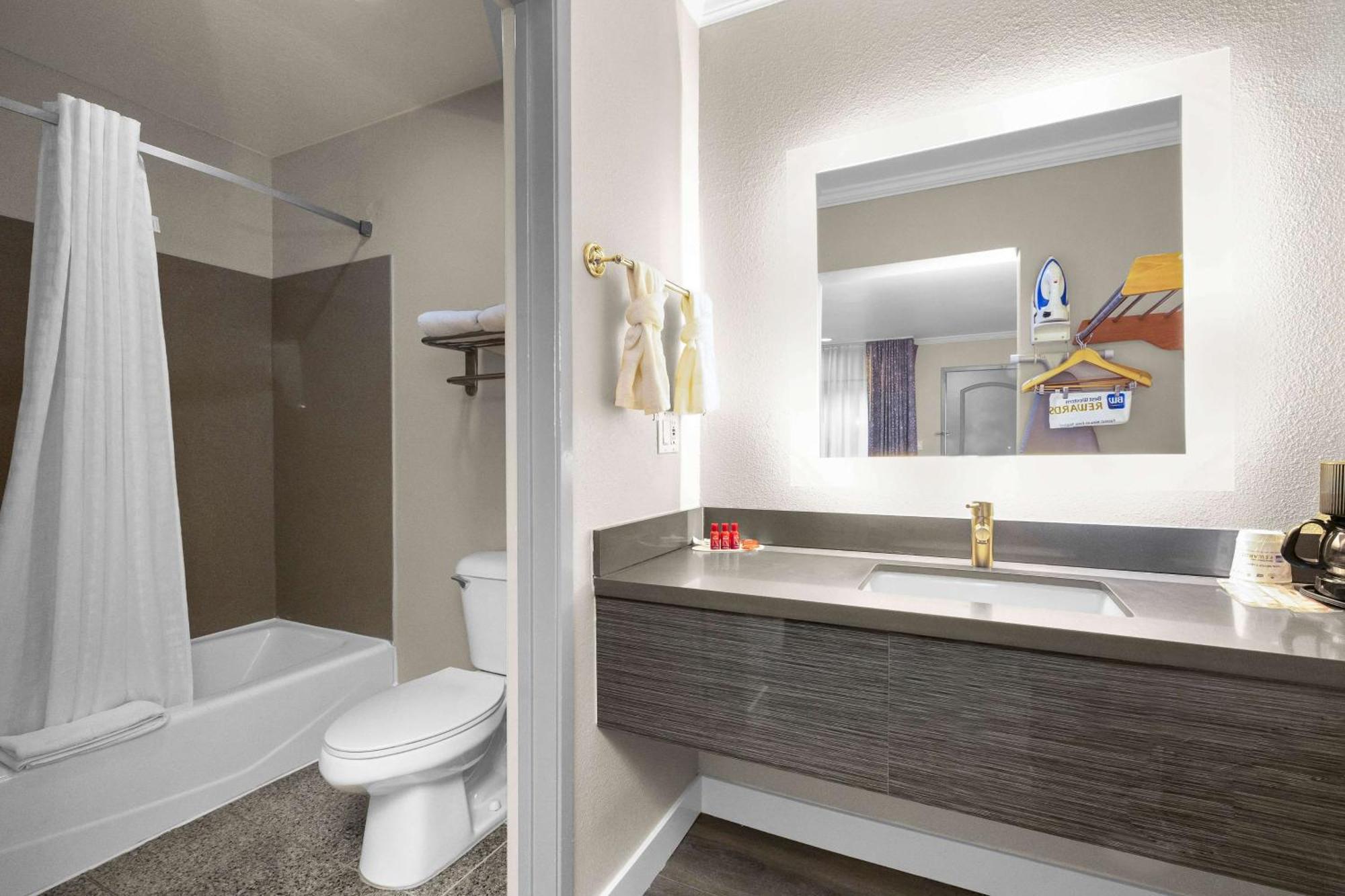 Hotel Surestay By Western Marina District 2*