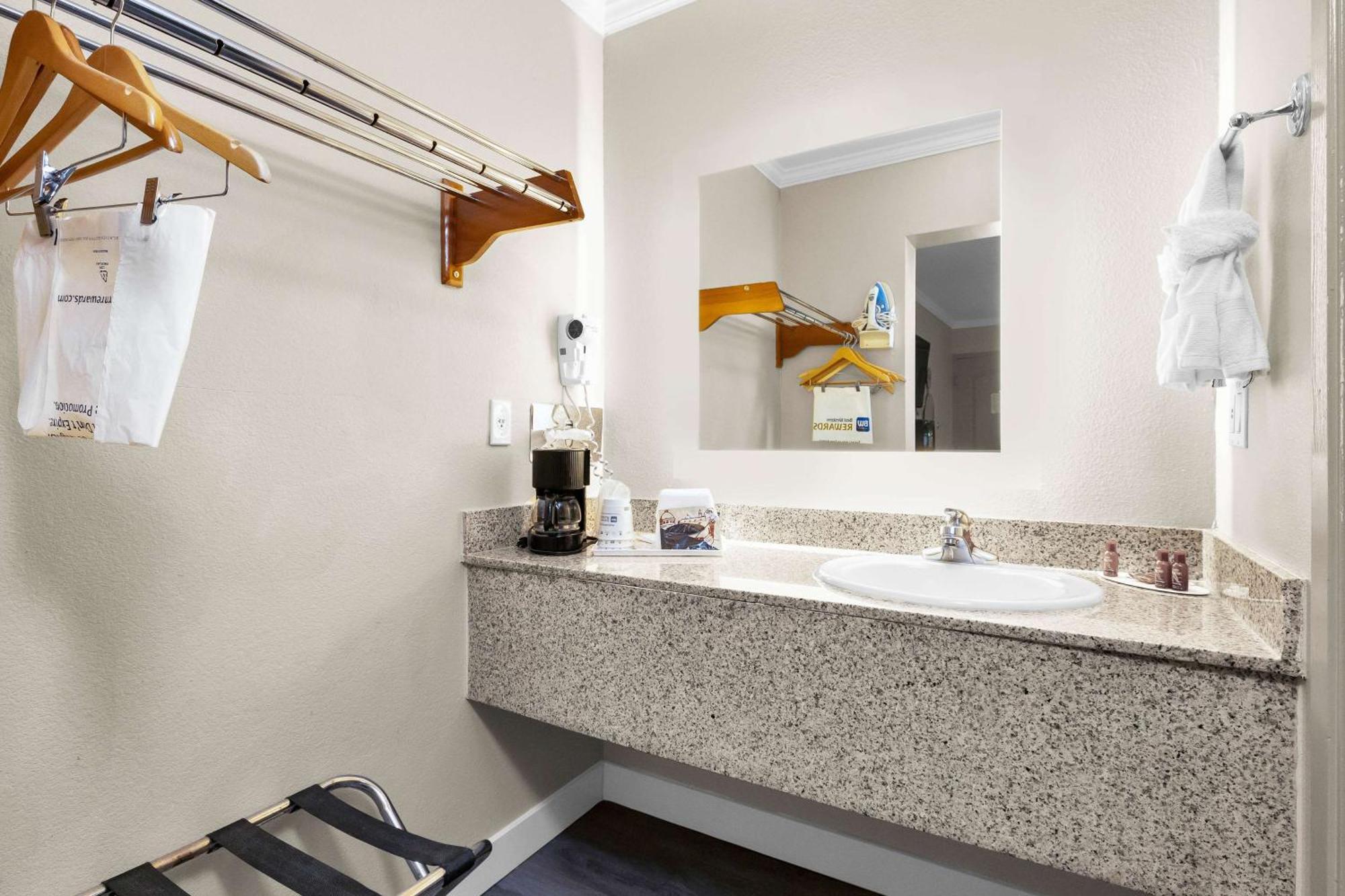 Hotel Surestay By Western Marina District 2*