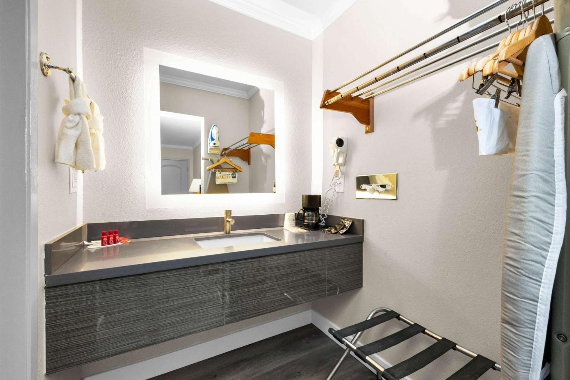 Hotel Surestay By Western Marina District 2*