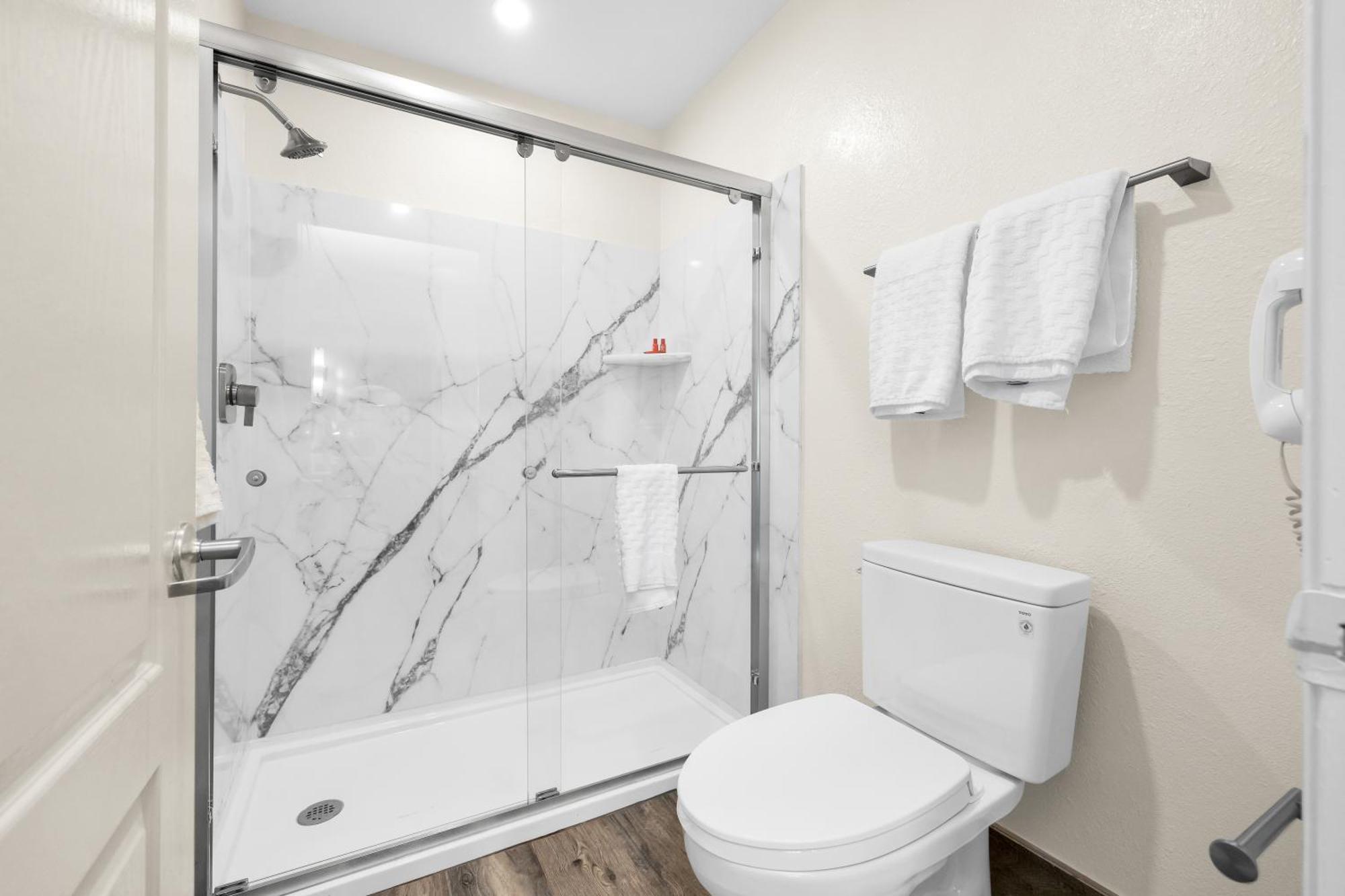 Hotel Surestay By Western Marina District 2*