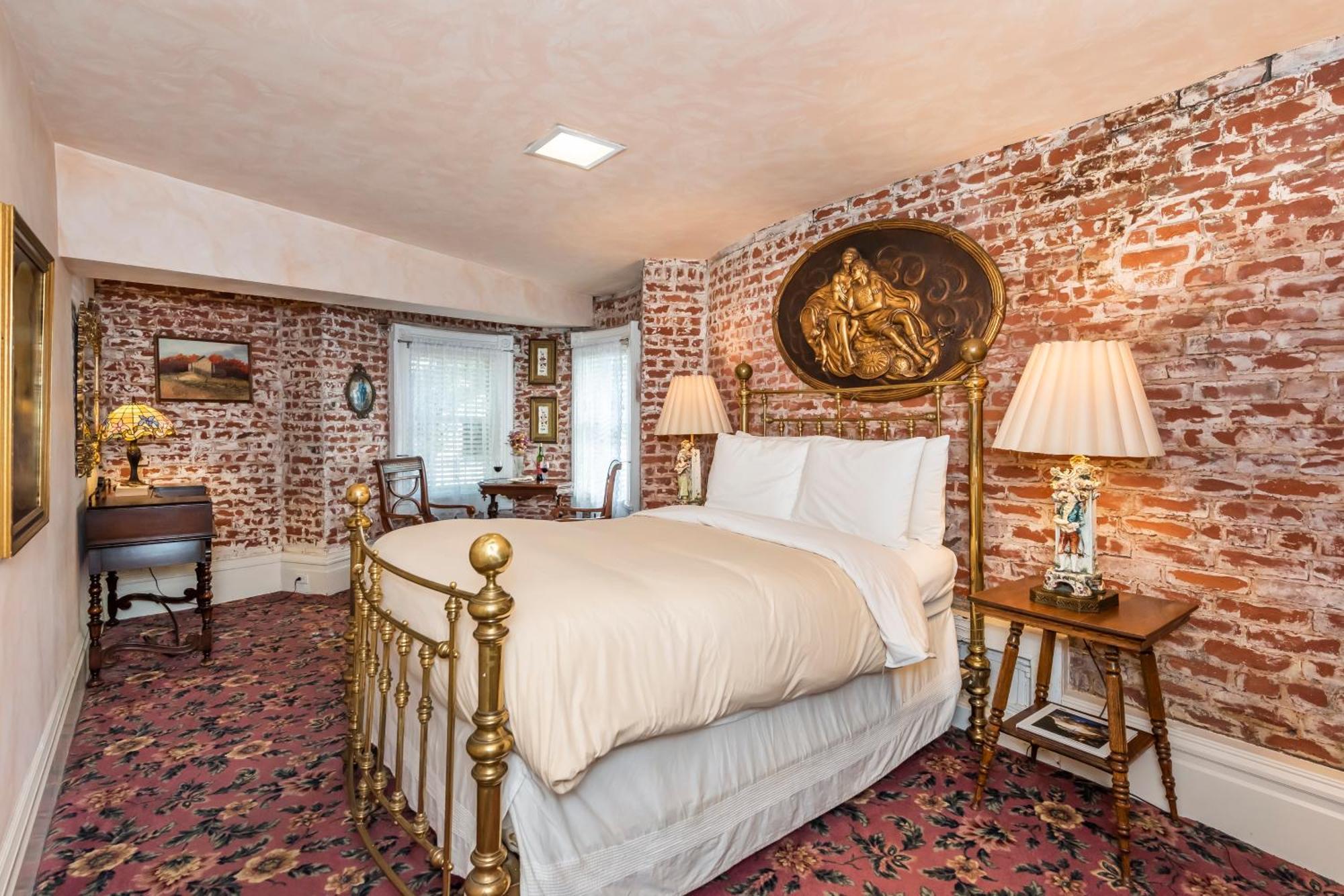 Chateau Tivoli Bed & Breakfast 3*