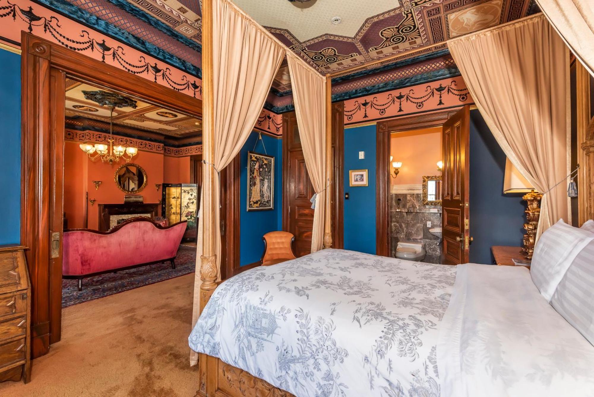 Chateau Tivoli Bed & Breakfast 3*