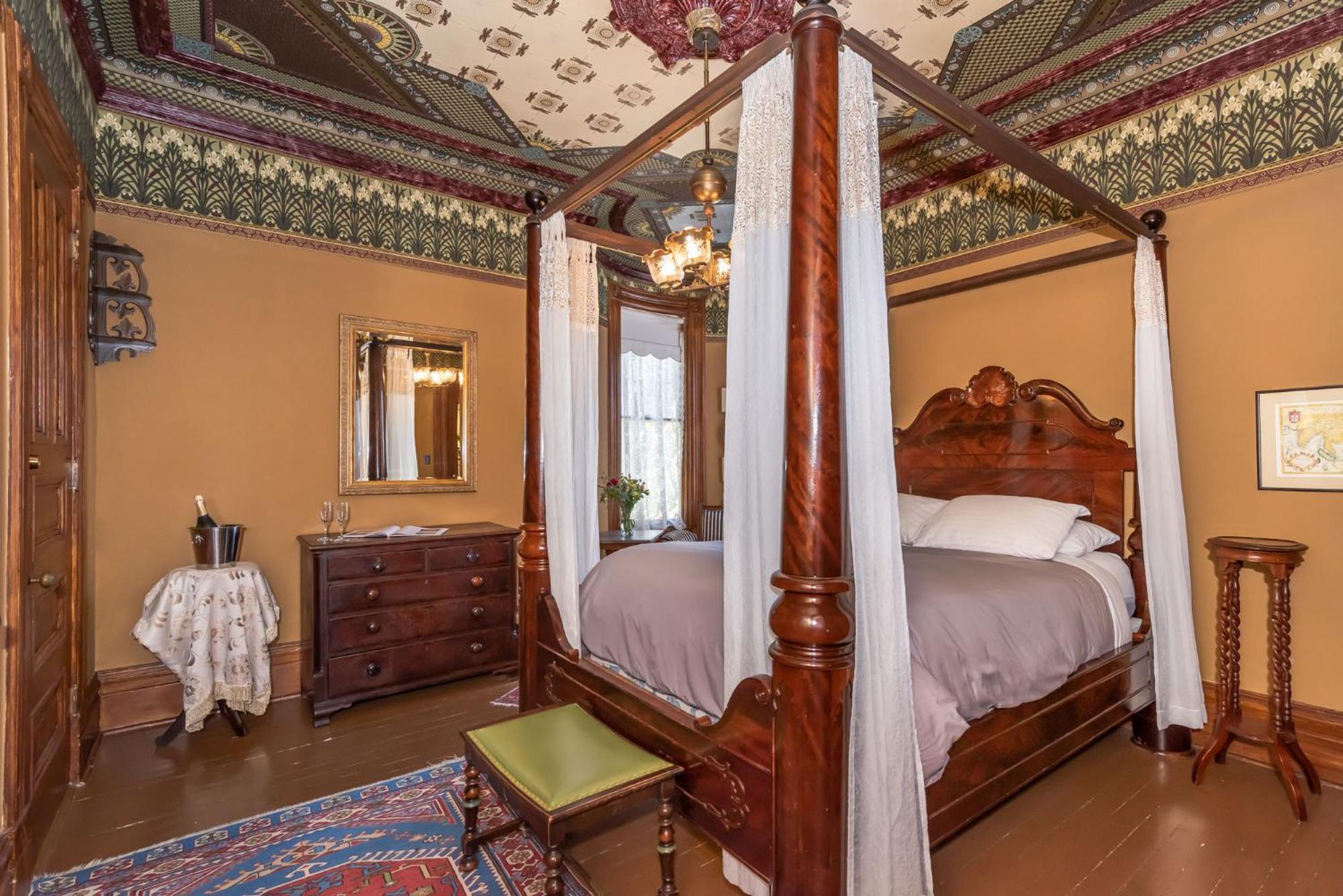 Chateau Tivoli Bed & Breakfast 3*