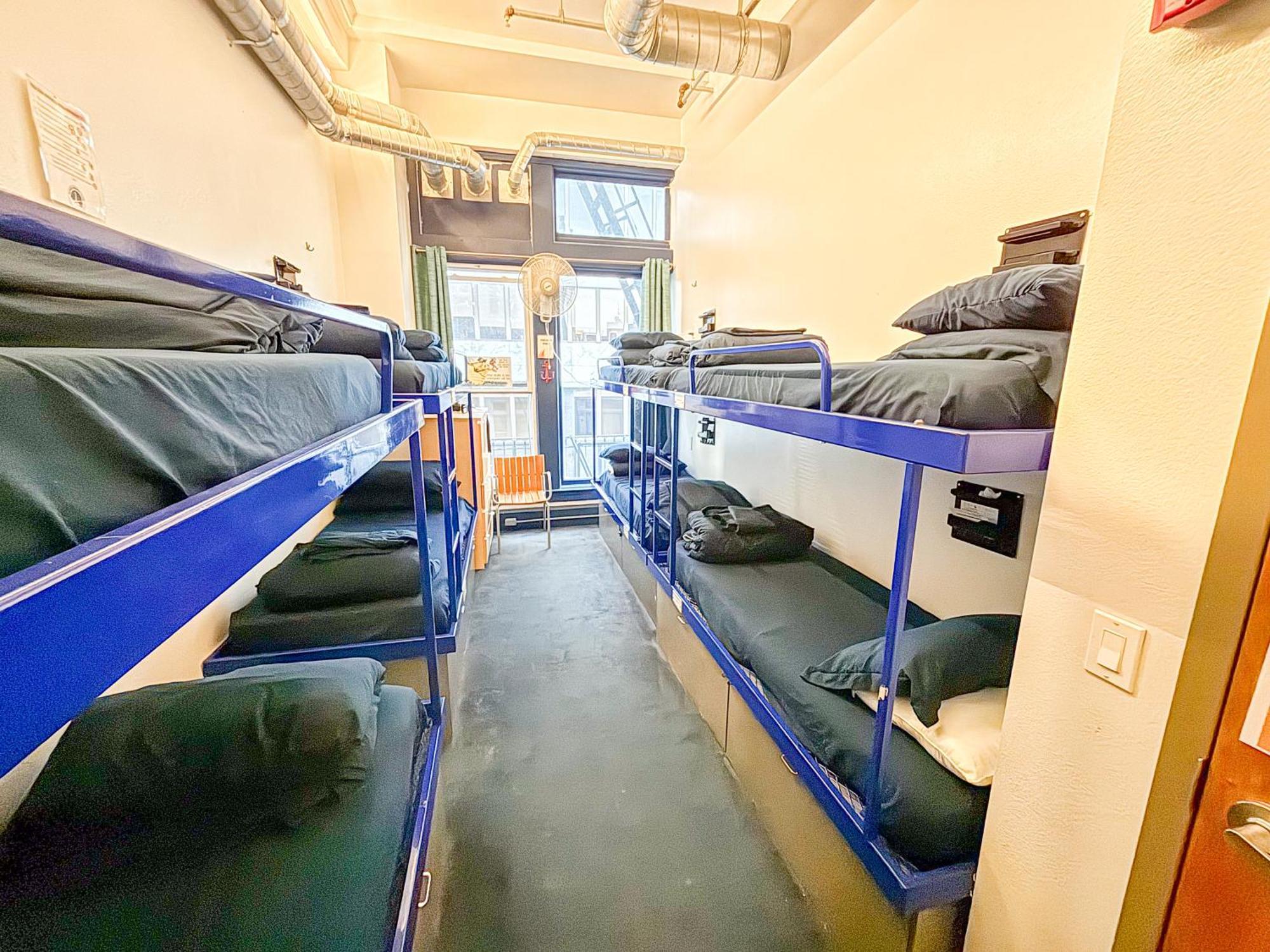 Hostel Ith Pacific Tradewinds Backpacker