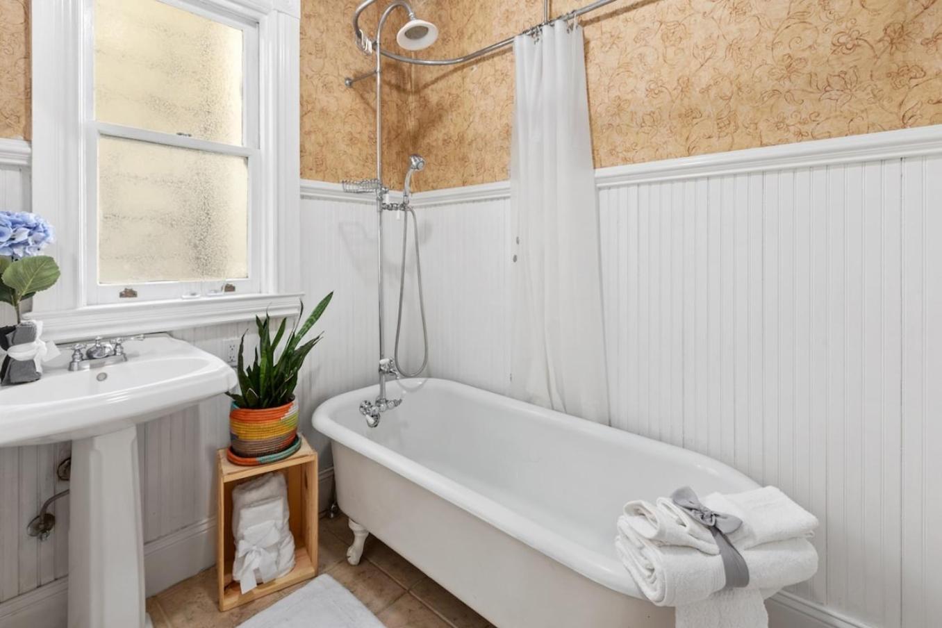 Gorgeous Victorian Flat *