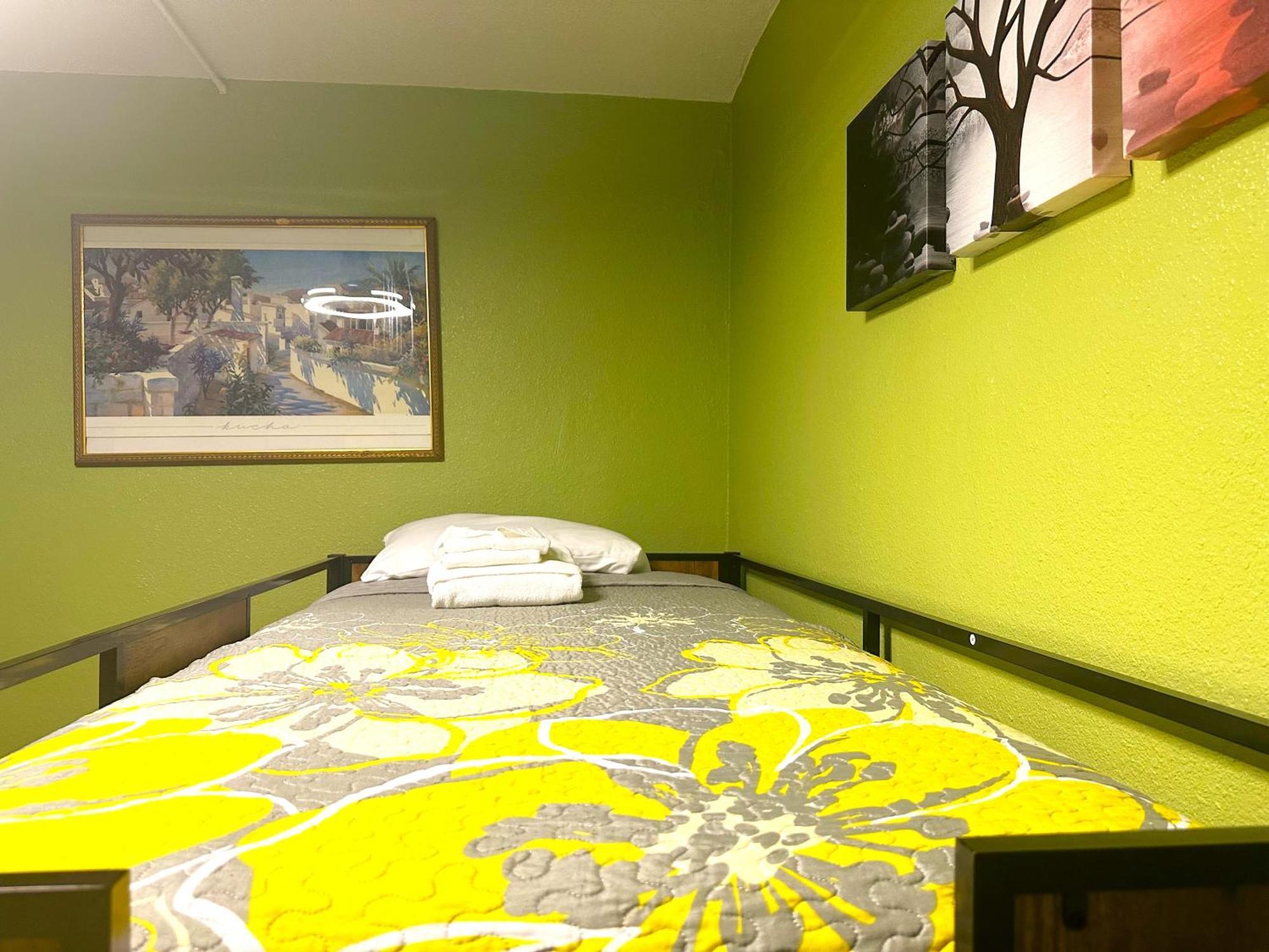 Hostel Orange Village *