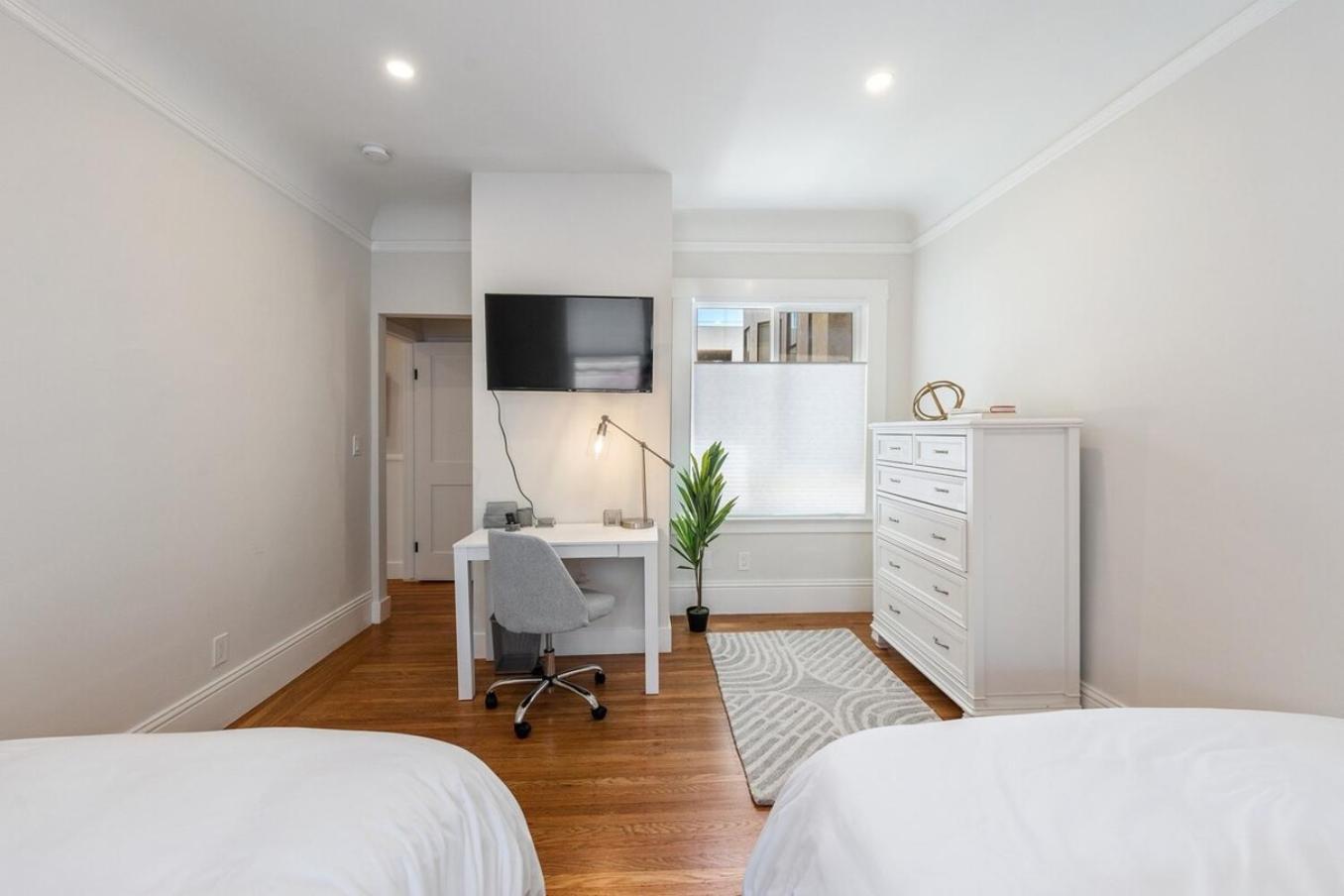 Holiday home Modern & Convenient 3br2ba Edwardian W Parking *