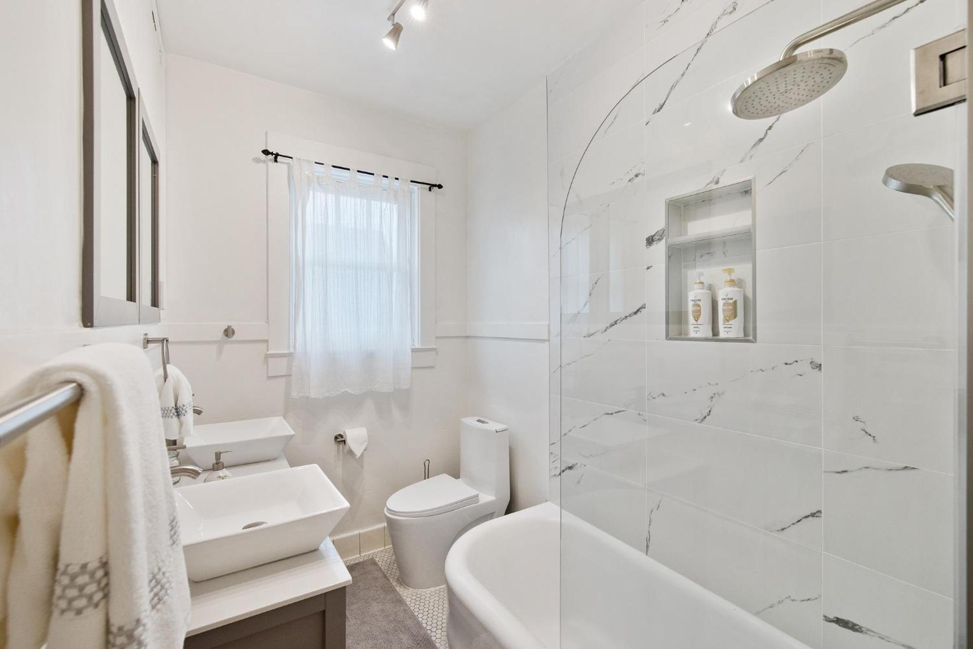Apartment Cozy 2br Retreat With Parking & Laundry *