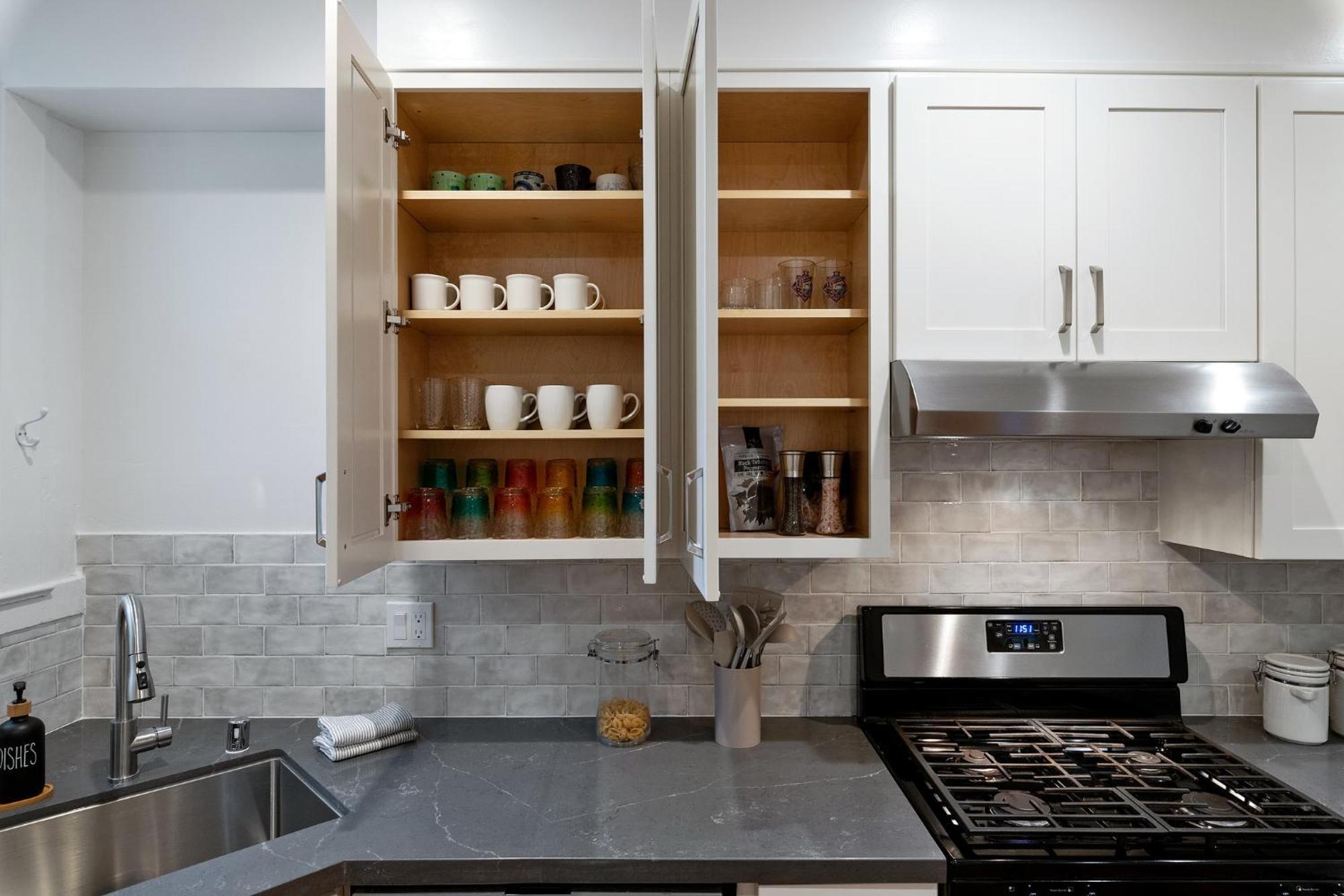 Cozy 2br Retreat With Parking & Laundry Apartment *