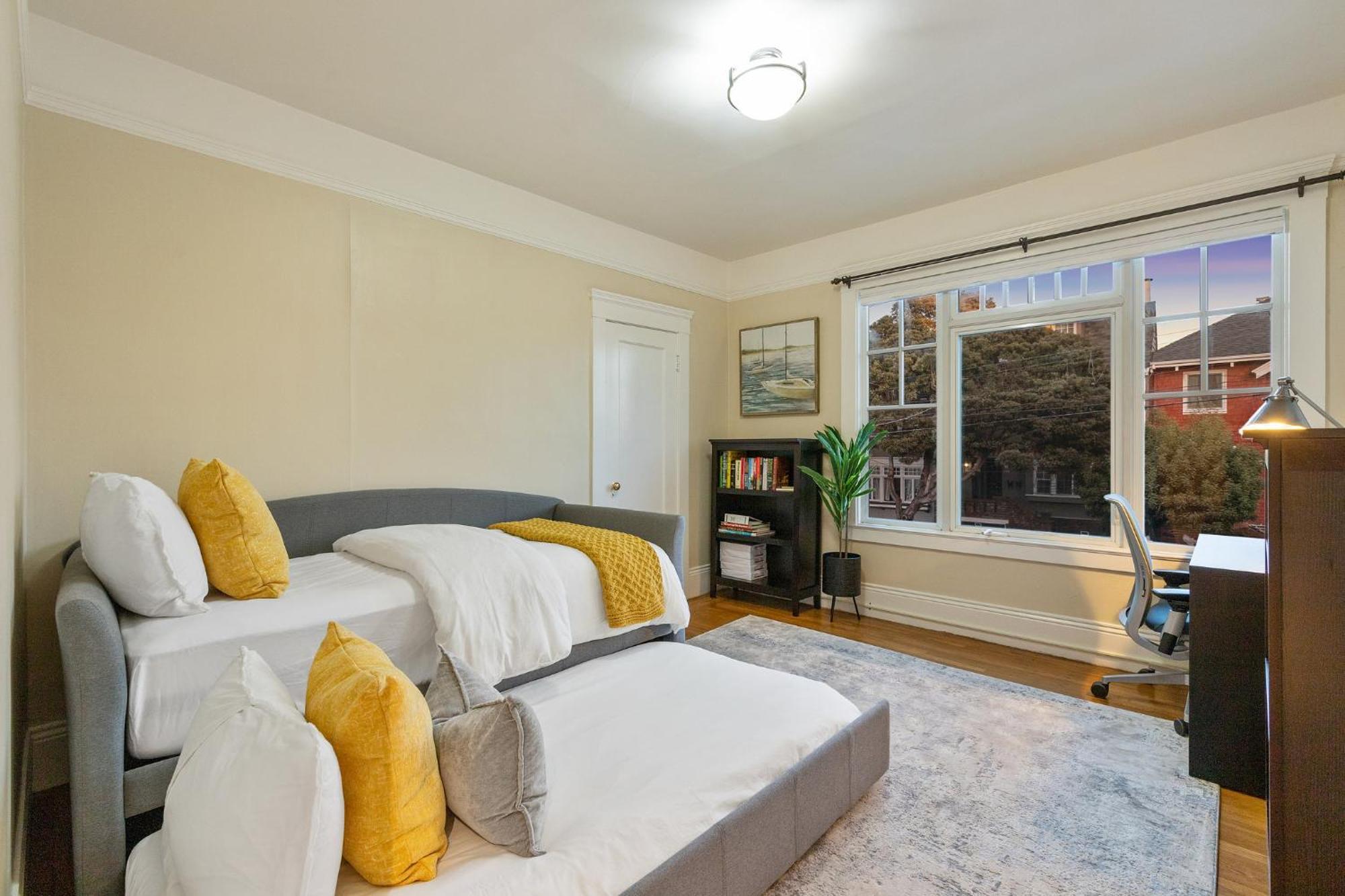 Cozy 2br Retreat With Parking & Laundry Apartment *