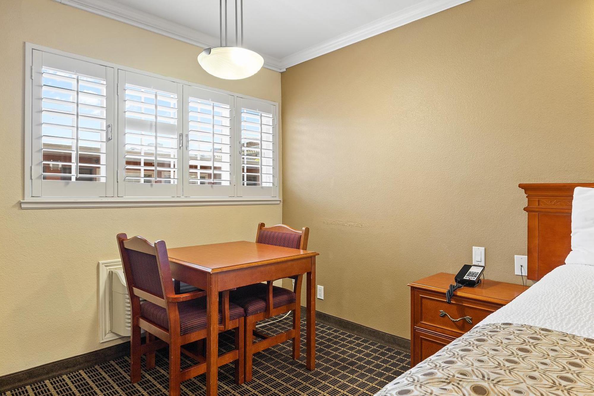 Alexis Park Hotel 3*