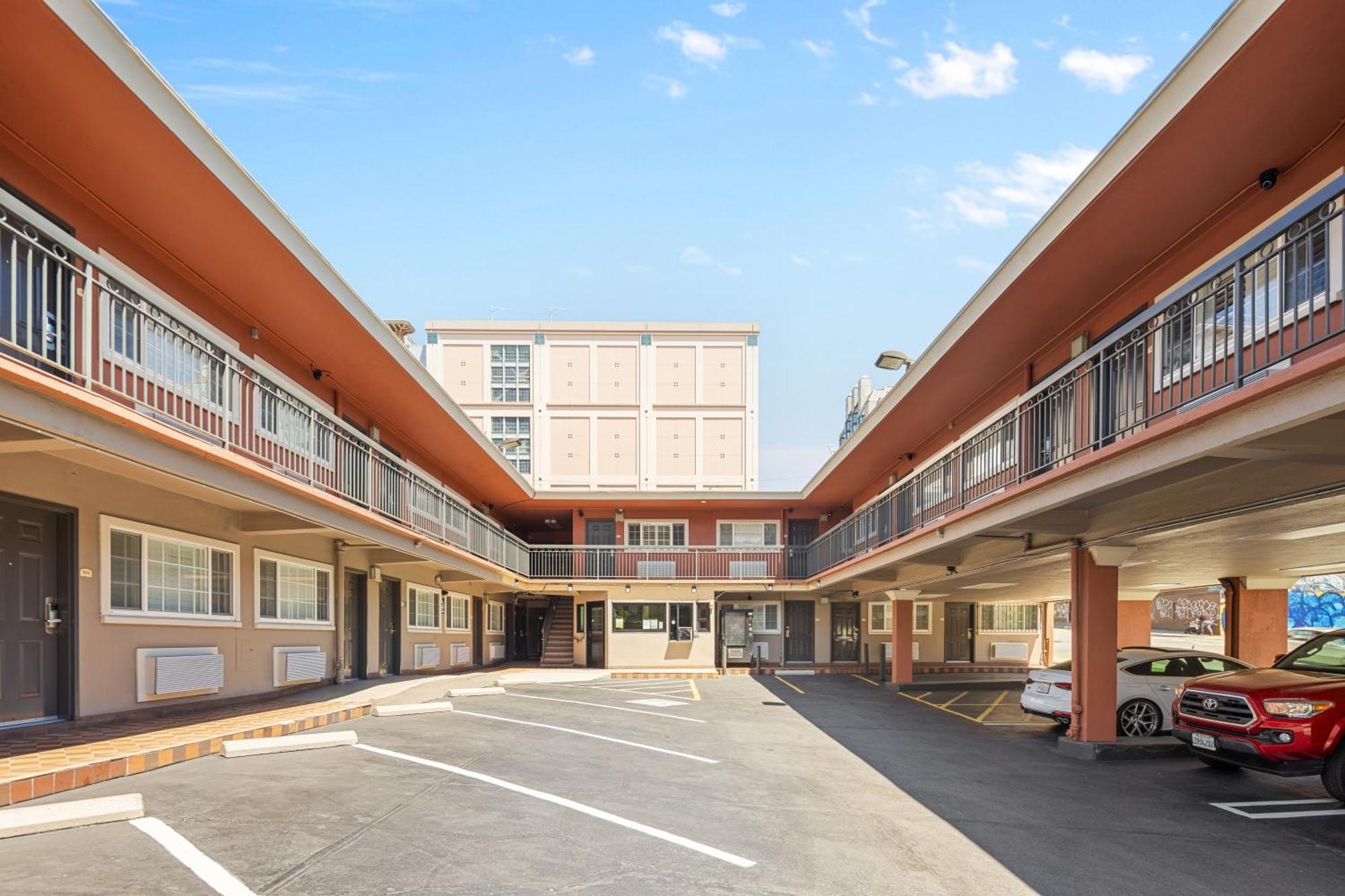 Alexis Park Hotel 3*
