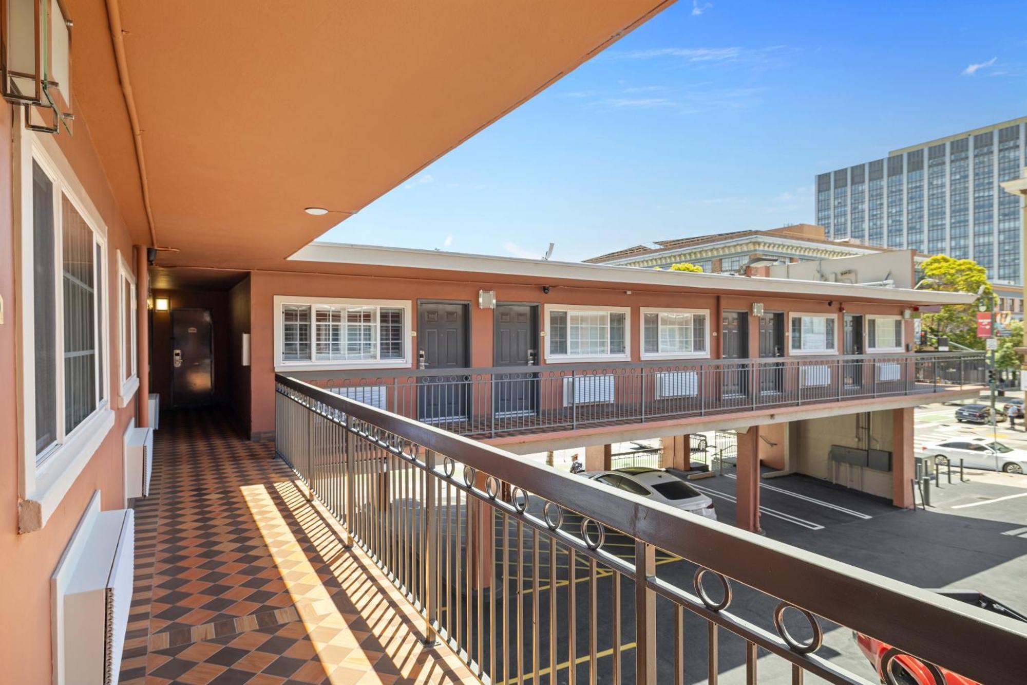 Alexis Park Hotel 3*