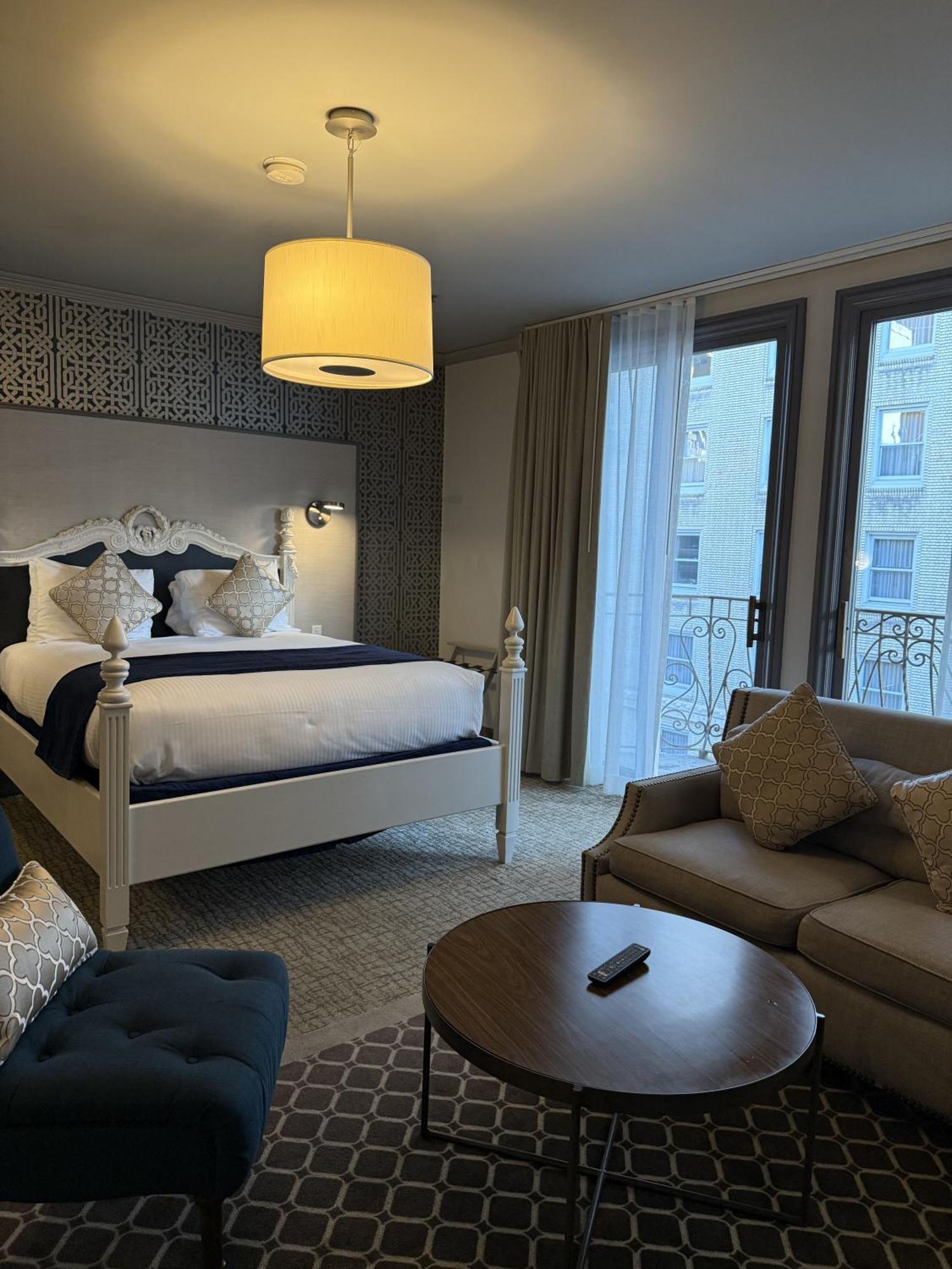 Warwick Hotel 4*